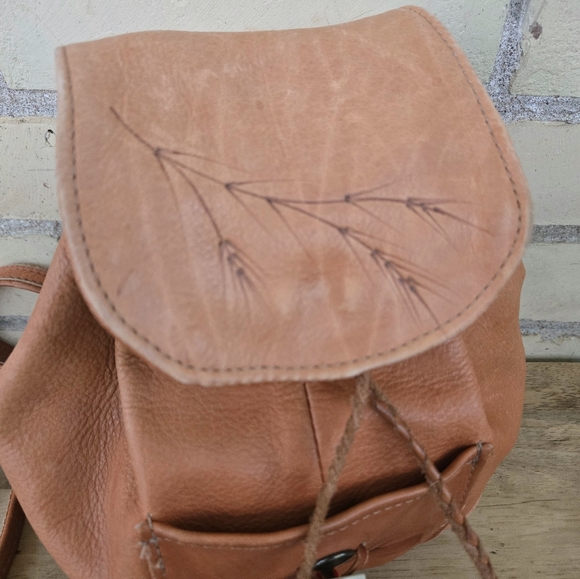 Vintage Leather Backpack - Picture 4 of 11
